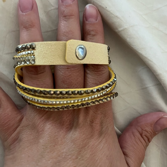 Yellow watch - Picture 2 of 7